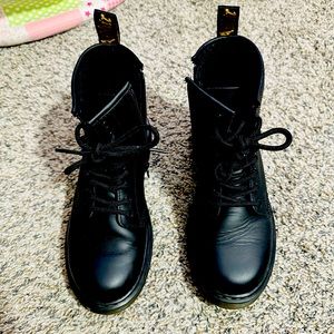 Like new ! Dr Martens combat boots